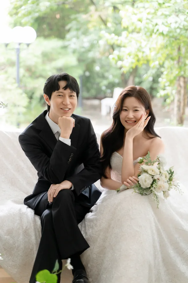 소파에 앉아 장난스럽게 포즈를 취한 석희와 소현